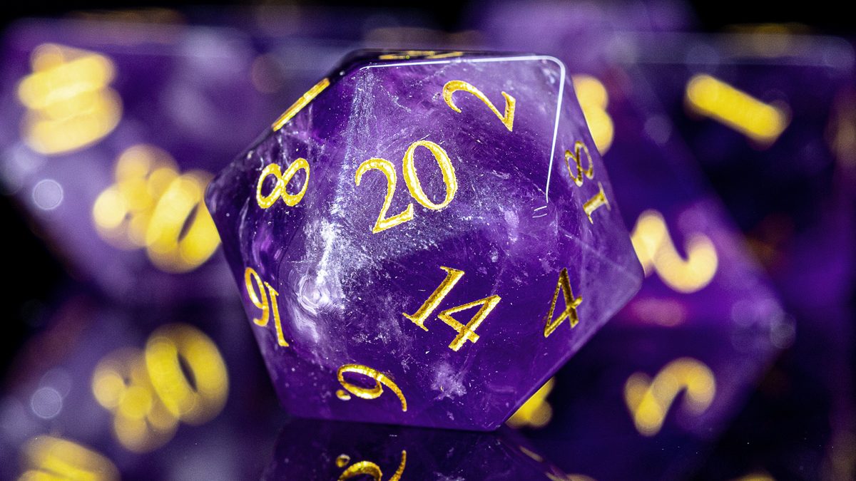 Ein violetter, 20-seitiger Spielwürfel aus Kunstharz mit goldenen Zahlen.